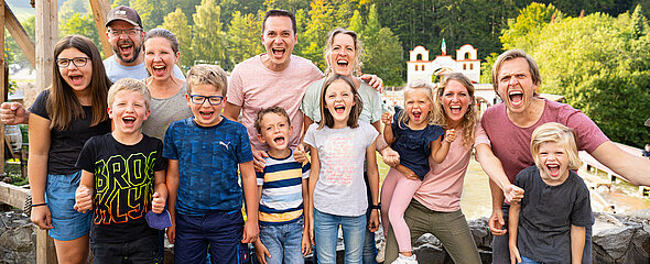 Fröhliche Gäste lachen in einem Freizeitpark im Sauerland.