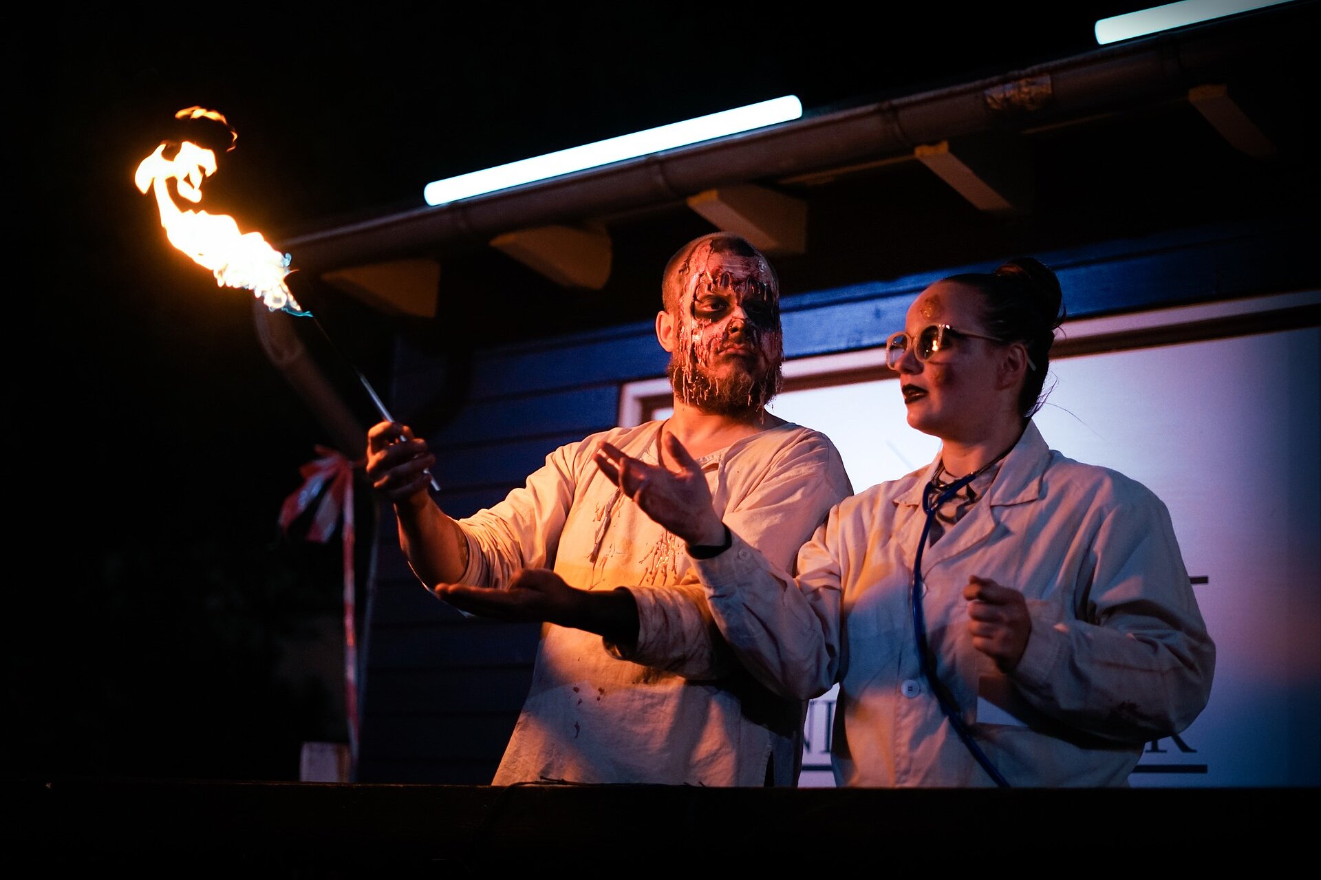 Beim FORT FEAR Horrorland spielen die Schauspieler in Arztverkleidung auch mal mit Feuer.