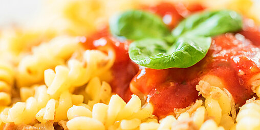 Im Food Stop gibt es leckere Pasta mit roter Sauce.