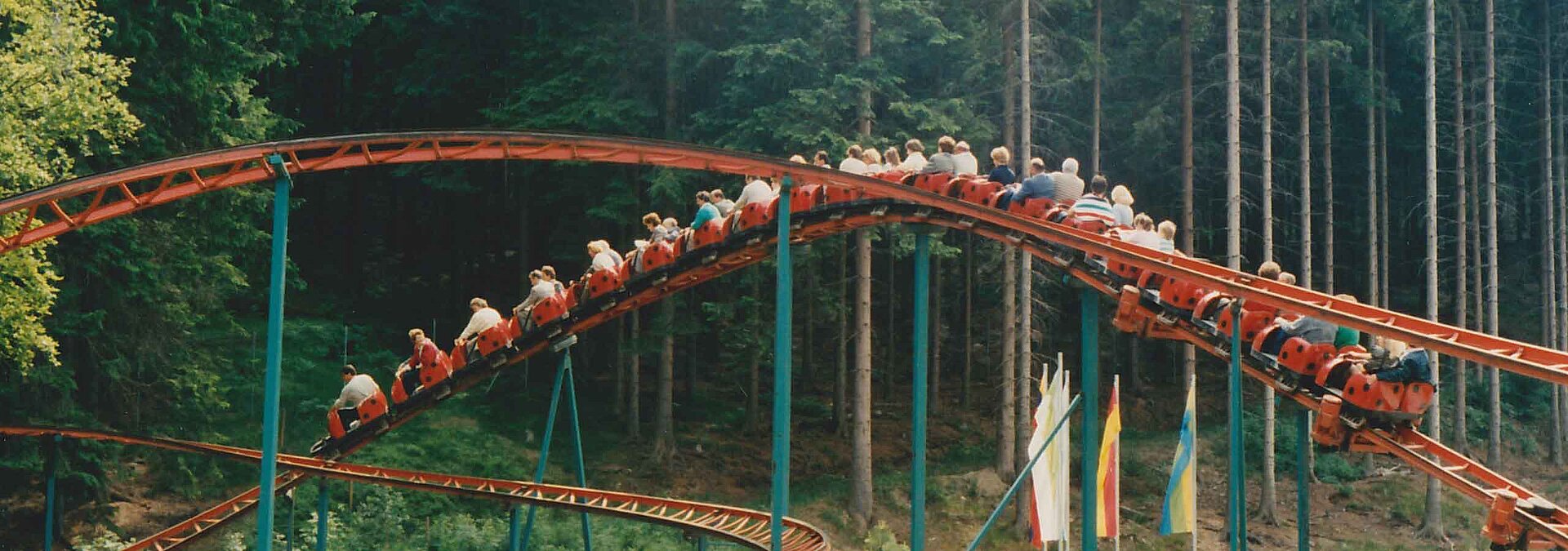 Ein sehr altes Bild zeigt die Marienkäferbahn, die voll besetzt den Berg herunterfährt.