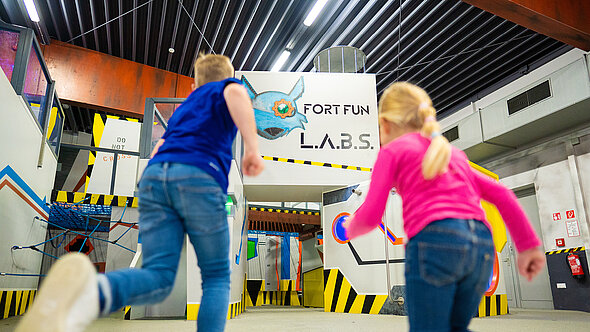 Die Kids spielen im Indoor-Spielplatz FORT FUN L.A.B.S.