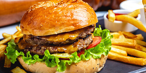 Der Giant Buffalo Burger hat 170 g Rindfleisch, Salat, Tomate und Burgersauce im Gepäck.