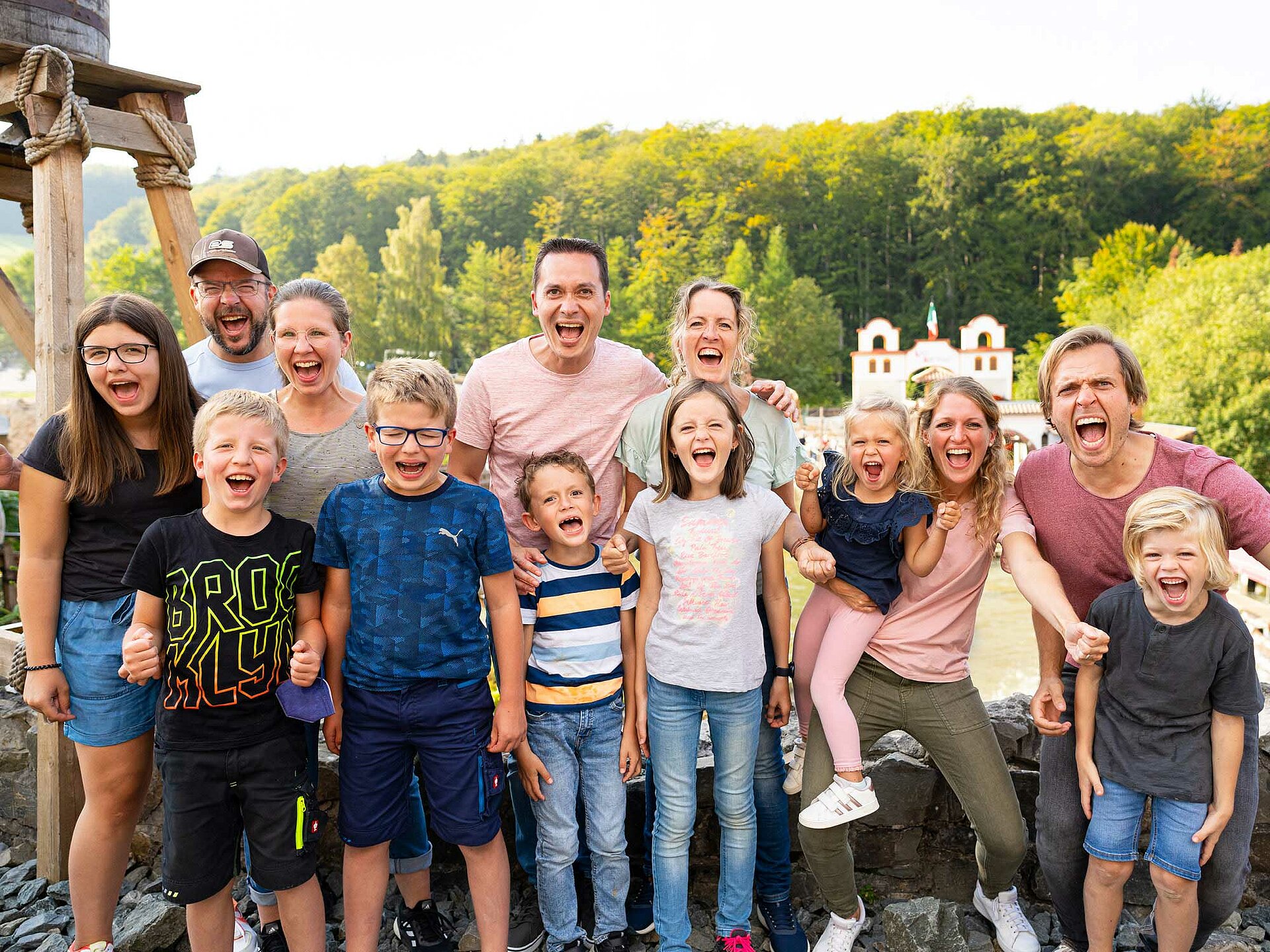 Eine fröhliche Gruppe lacht im Freizeitpark im Sauerland.