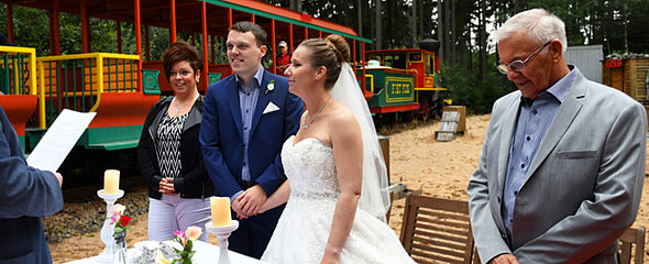 Das Hochzeitspaar heiratet im FORT FUN Abenteuerland bei ihrer privaten Feier.