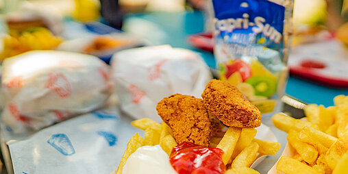 Ein Kids Menü mit Nuggets, Pommes und Capri Sun.