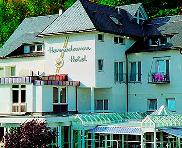 Das Hennedamm Hotel in der Nähe vom Hennesee ist sehr beliebt.