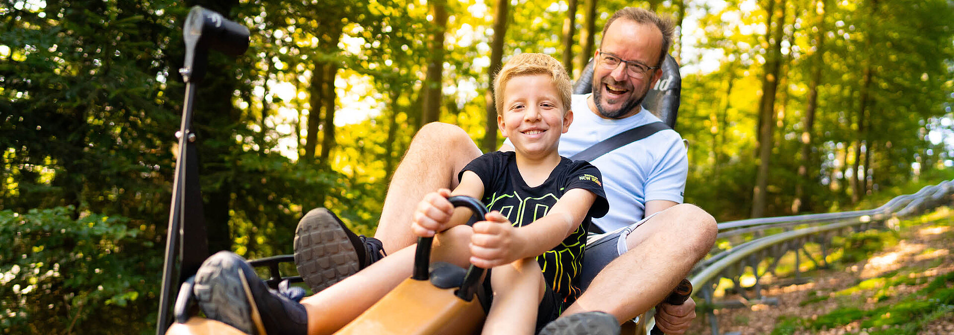 Die Sommerrodelbahn Trapper SLIDER bringt gemeinsamen Spaß für die ganze Familie.