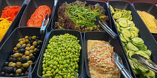 Das Salatbuffet im La Cascada bietet viele verschiedene Sorten Gemüse, wie Tomaten und Gurken an.
