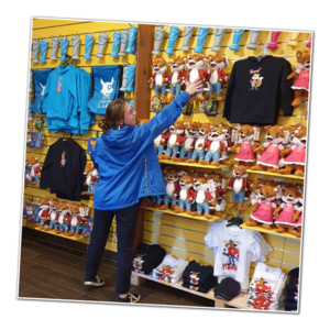 Das Mädchen schaut sich im General Store die Merchandise Produkte an.