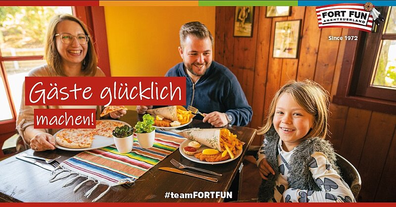 Der neue F&B Manager soll im FORT FUN Gäste glücklich machen. Im Hintergrund sitzt eine Familie, die Speisen wie Pizza, Pommes und Schnitzel genießt. 