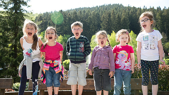 Die Kinder singen und schreien im Freizeitpark in NRW und haben sehr viel Spaß.