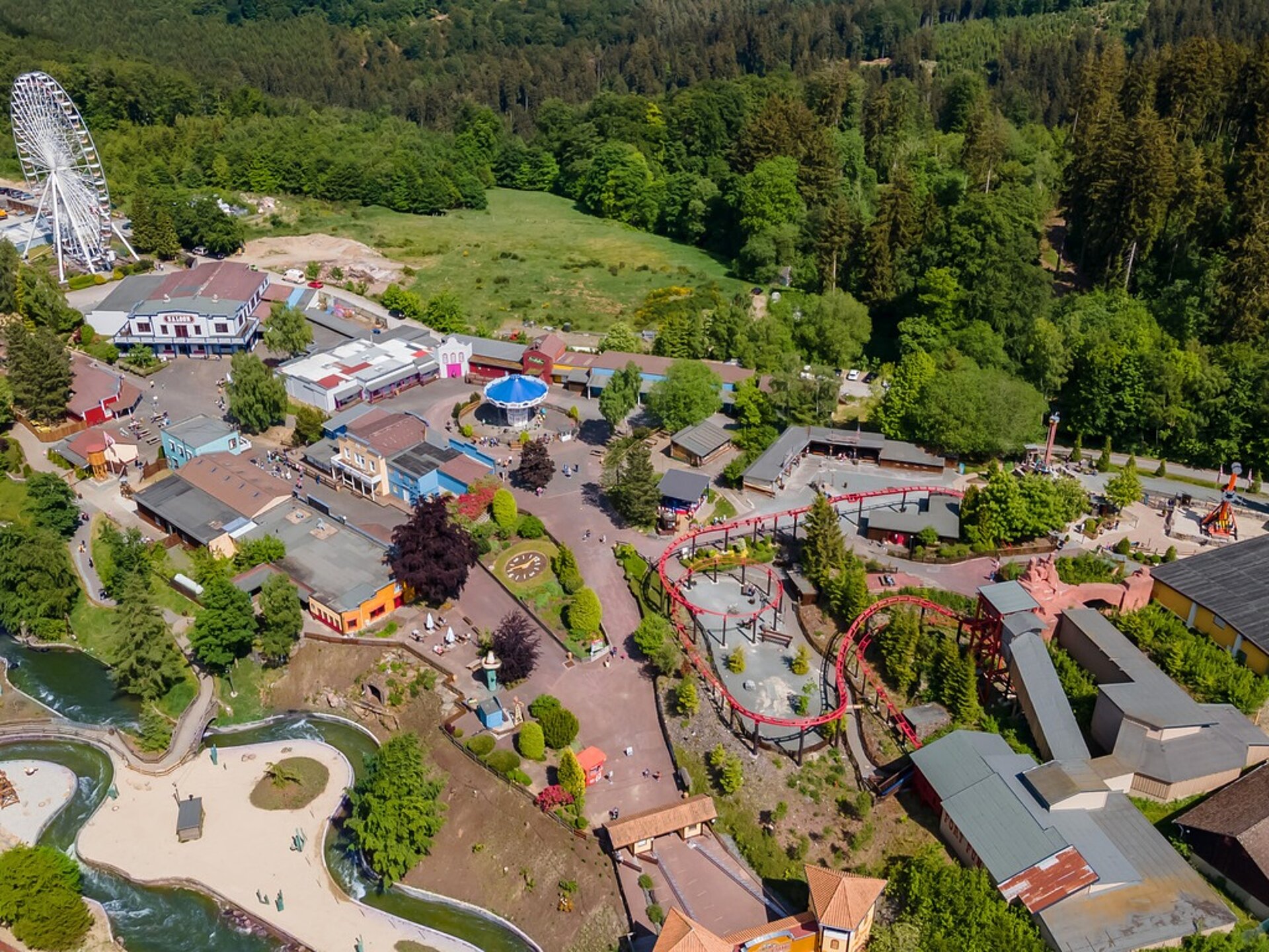 Der Freizeitpark FORT FUN aus der Luft mitten in den Sauerländer Bergen sieht toll aus.