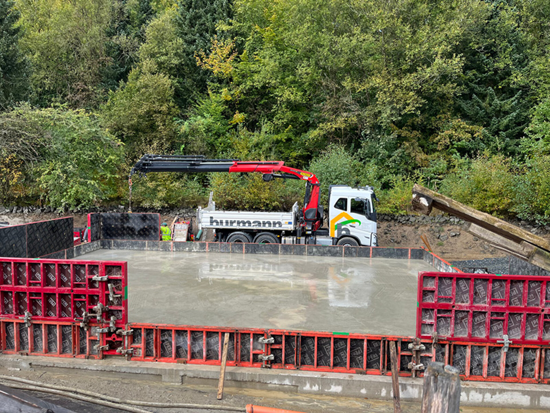 Der Betonfundament für die Neuheit 2025 wird gegossen.