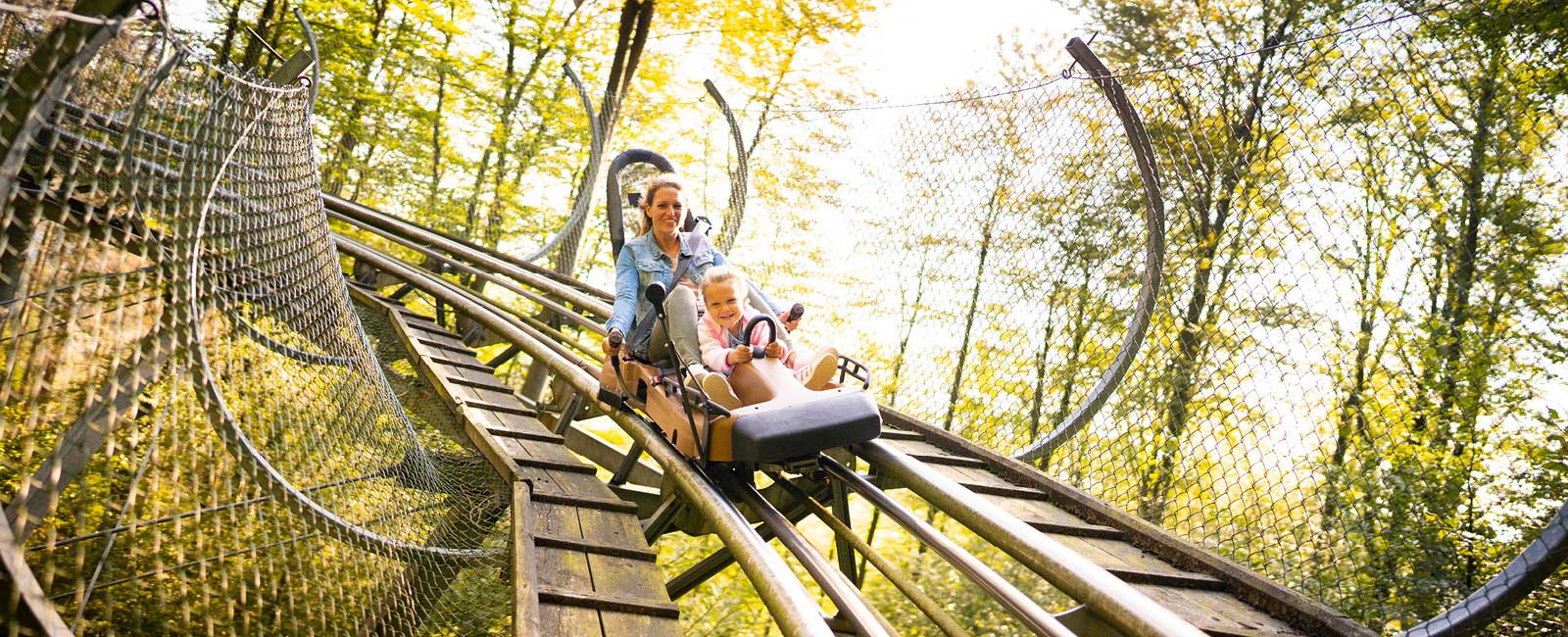 In der 1,3 km langen Sommerrodelbahn in einem Freizeitpark erleben die Gäste Action und Fun.