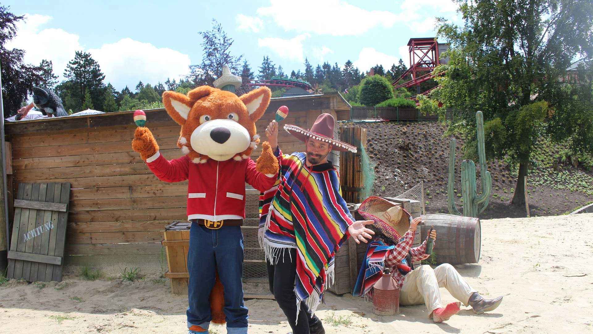 Funny and Friend posieren beim Mexican Summer im Sommer im FORT FUN.