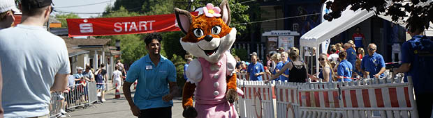 Beim Westernlauf im FORT FUN haben neben den Familien, auch die Mitarbeiter und die Maskottchen Spaß am Marathon laufen.