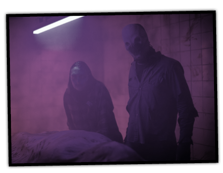 Beim FORT FEAR Horrorland steht ein Dreamon in einem dunklen Raum, an der Wand sind Blutspritzer.
