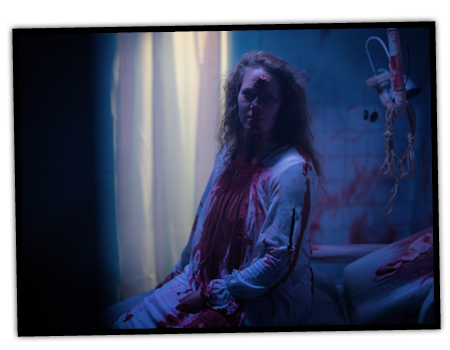 Eine ziemlich blutig zugerichtete Ärztin in einem Behandlungszimmer der Hollow Oaks Clinic.