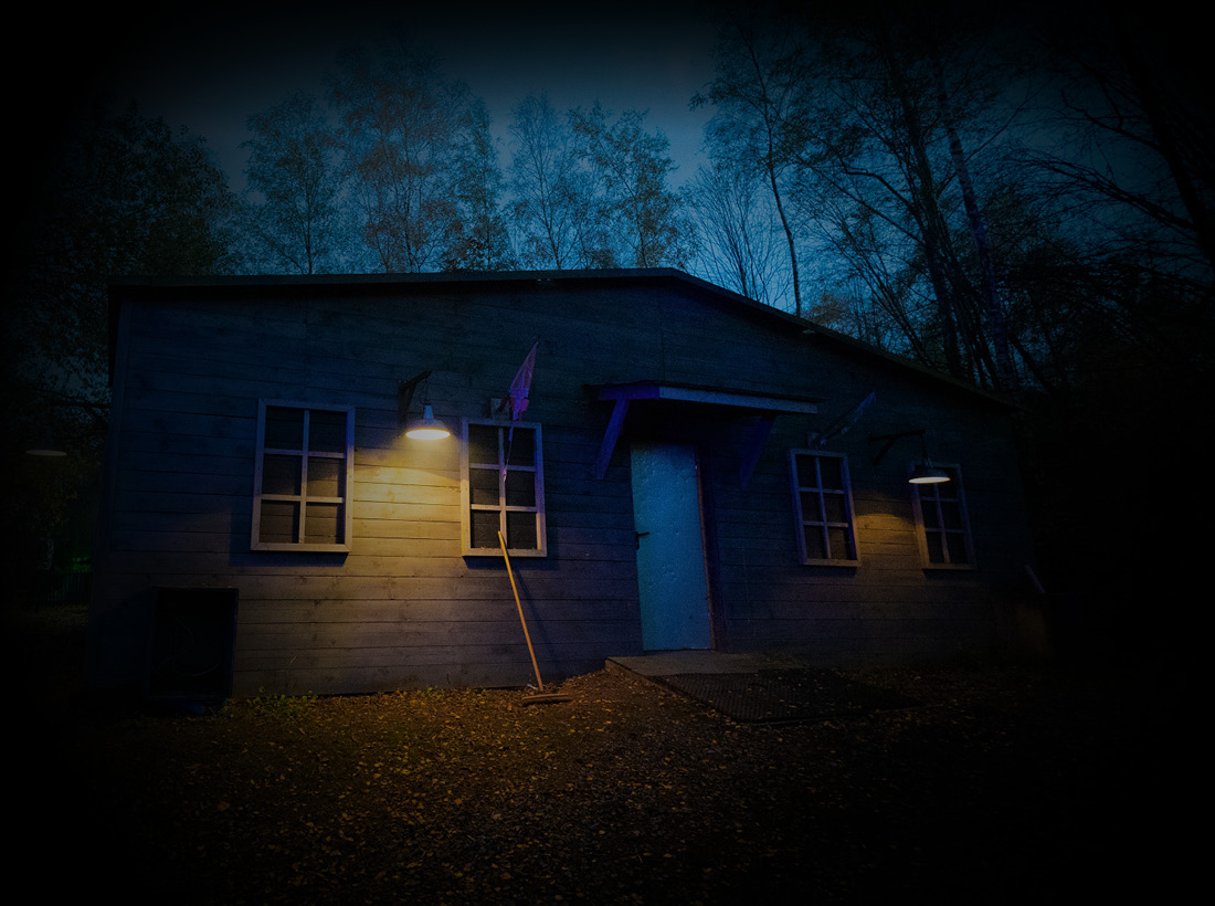 Im dunklen Wald steht ein altes Haus - dies dient als Horrorhaus für FORT FEAR.