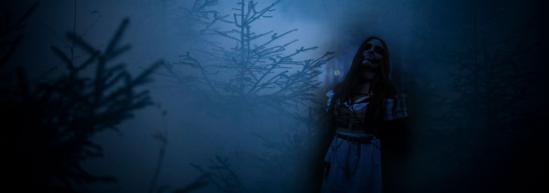 Outdoor-Maze THE FOREST mit Wald und Gruselfiguren.