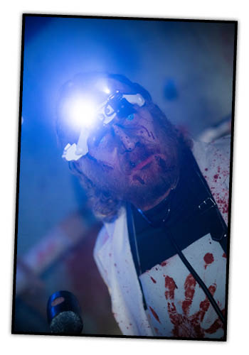 Ein Scare-Actor aus der Hollow Oaks Clinic mit blutigem Kittel.