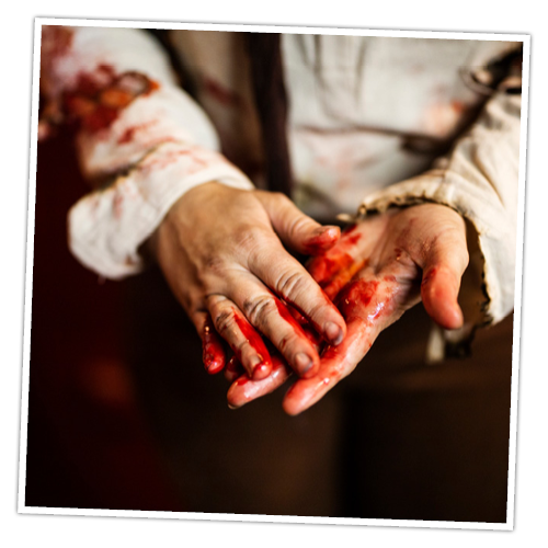 Die Hände eines FORT FEAR Make-Up-Artist, mit Kunstblut beschmiert.