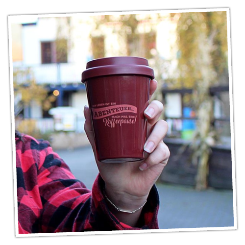Im schönen FORT FUN Mehrwegbecher gibt es die Coffee Flatrate - den ganzen Tag Kaffee, Kakao und Tee zum Nachfüllen.