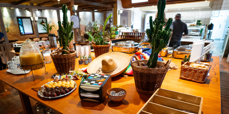 Im la Cascada gibt es ein reichhaltiges Frühstücksbuffet mit Brötchen, Pancakes, Muffins und mehr für die ganze Familie.