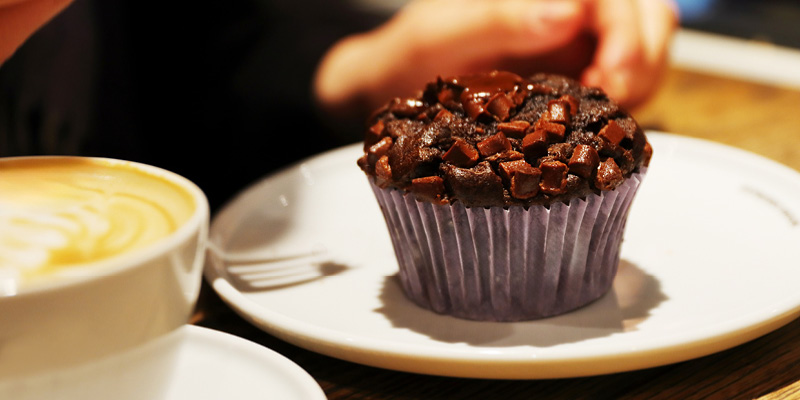 Ein leckerer Schokoladen Muffin und eine Tasse Kaffee im La Cascada. 