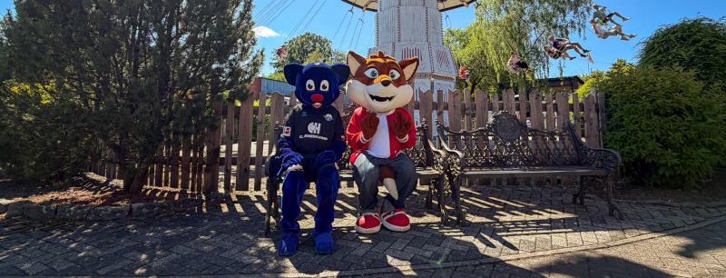 Holli und Funny machen Pause vor dem Riesenrad.