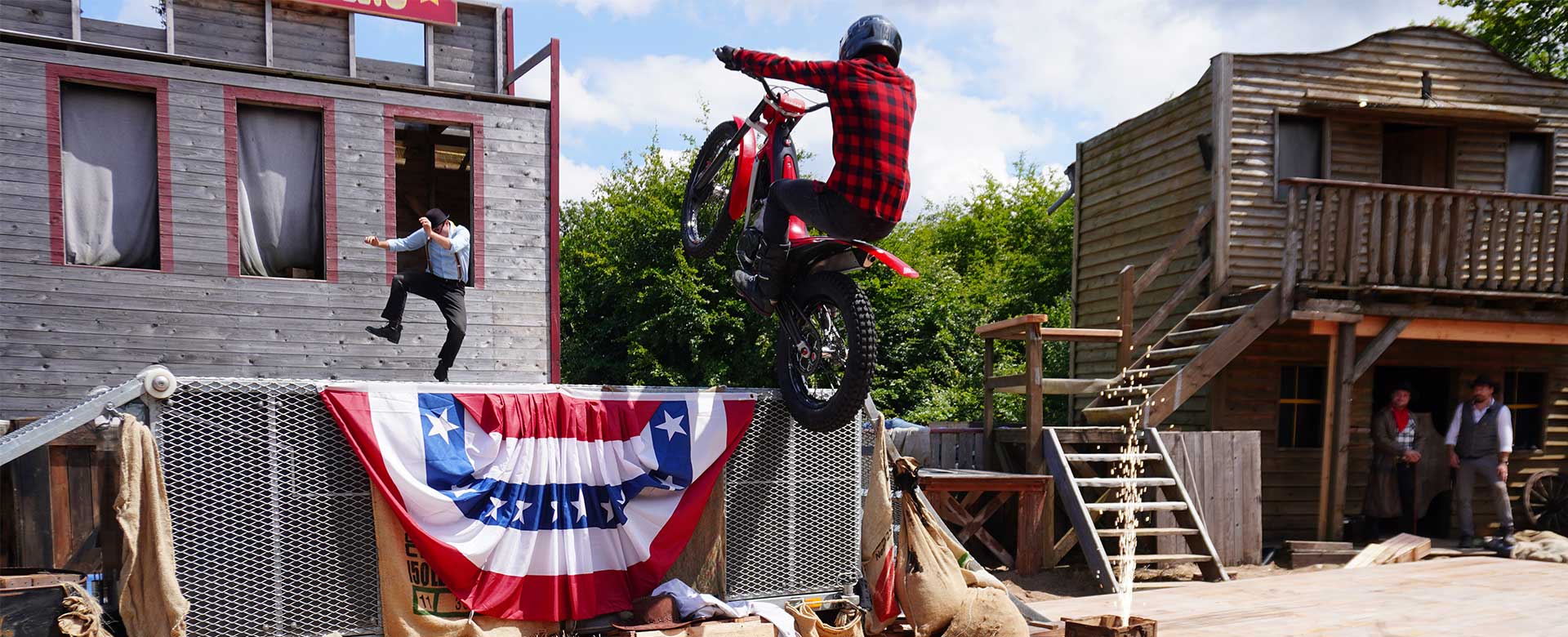 Das Highlight der diesjährigen Zugshow: Ein Motorradfahrer zeigt seine ausgefallenen Stunts im Showset.