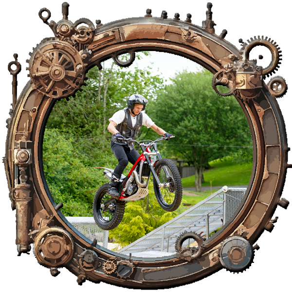 Ein Stuntmen springt bin der neuen Show Wild Wheels mit seinem Motorrad eine Rampe hoch.