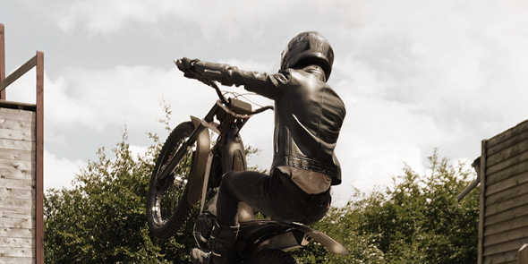 Ein Stuntmen bei der neuen Show Circus Mechanica auf einem Motorrad.