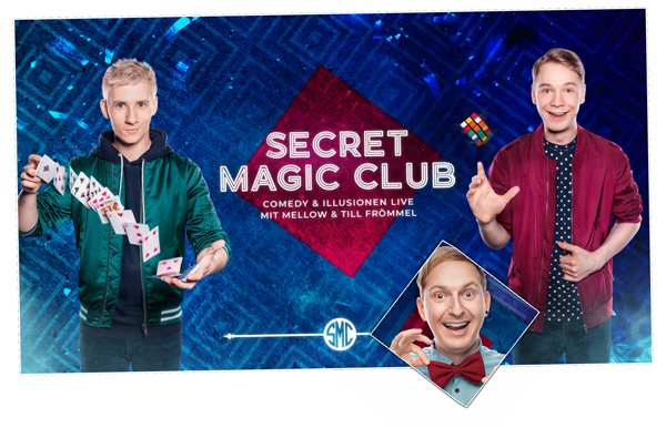 Die drei Magier der Zaubershow im FORT FUN auf einem Werbeplakat mit Karten und Zauberwürfeln in der Hand.