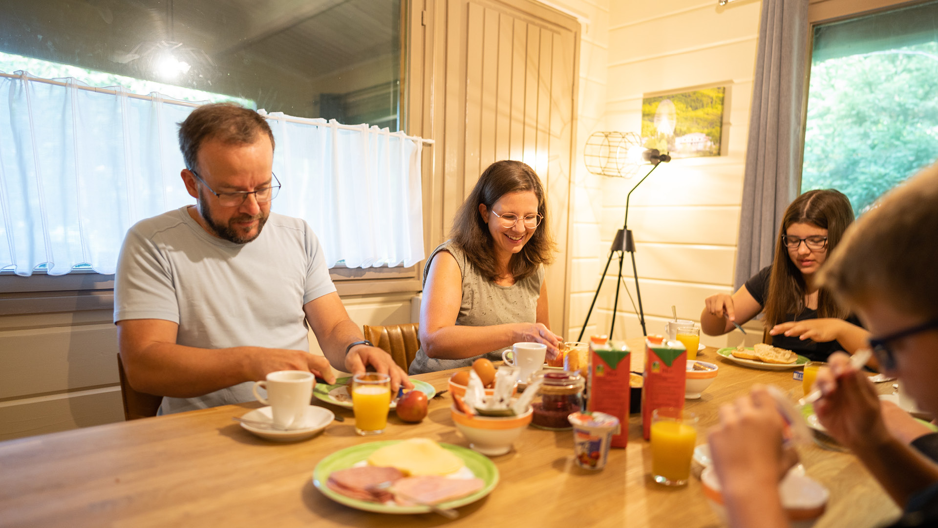 Die Familie genießt das gemeinsame Frühstück.