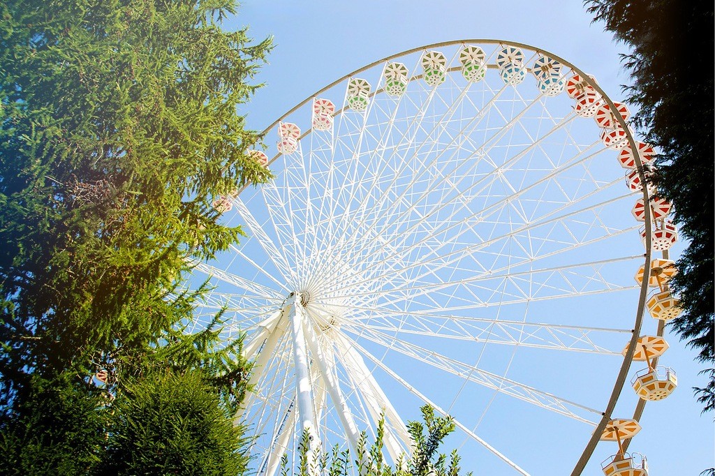 Das Riesenrad Big Wheel glänzt in der Sonne mit hell blauem Himmel.