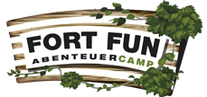 Übernachten im FORT FUN Abenteuercamp, mit passendem Logo mit Blättern überdeckt, ist sehr beliebt bei den Gästen, die den Freizeitpark besuchen.