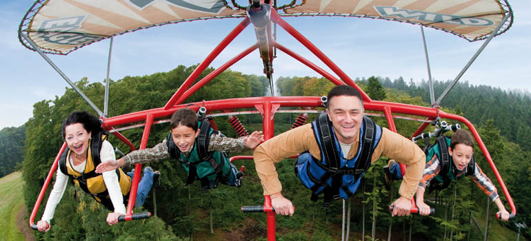 Die Familie im Drachenflieger Wild Eagle fliegt über den Freizeitpark.